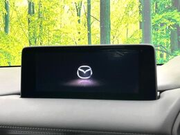 【8.8インチマツダコネクト】車内の雰囲気にマッチした大型のディスプレイ。スマホ接続でのナビ使用やBluetooth再生等、様々な機能が楽しめます。直感的なダイヤル操作が可能で、使い勝手も良好です。