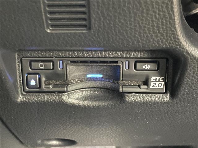 【ETC】有料道路を利用する際に料金所で停止することなく通過できる、ETC車載器（ノンストップ自動料金収受システム機器）が装備されています。セットアップを行うことで利用可能になります。