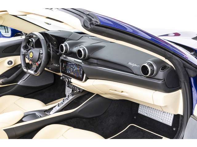 カーボンドライバーゾーン+LEDシフトインジケータ・カーペットカラーNero・カーボンダッシュボードアクセント