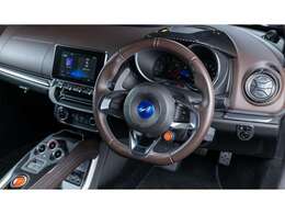 天然皮革のキルティング、随所に設けられたカーボンファイバー、フランス産の麻を用いたスピーカーコーンなど同乗者にも伝わるフランスらしい演出が散りばめられています。