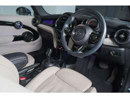 エンジンやトランスミッション、ブレーキ等の主要部分はご購入後1年間走行距離無制限で保証します。万一、修理が必要な場合は工賃まで含めて無料で対応。完成度の高いMINI認定中古車はご購入後も安心