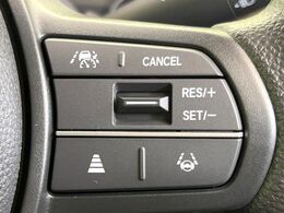 【アダプティブクルーズコントロール】高速道路での長距離走行が楽に！！自動で速度を保つクルーズコントロールが、衝突軽減システムと連携し、前方の車両を感知して車間を保つように速度調節してくれます！！