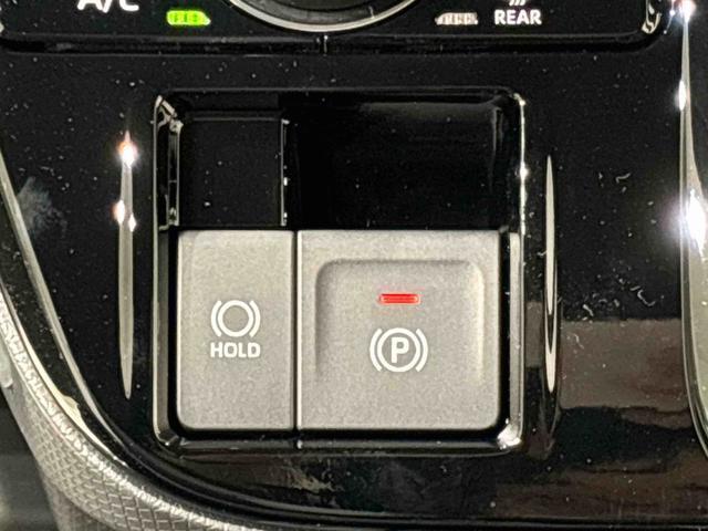 指先だけで簡単に操作が可能な電動パーキングブレーキを採用。「HOLD」スイッチを押すと、渋滞や信号待ちなどでブレーキペダルから足を離しても、ブレーキを保持するので安心です