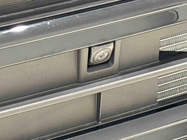☆フロントカメラ☆　車両の前後左右に搭載した4つのカメラにより、車庫入れや狭い道でのすれ違いをしっかりサポートするパノラマモニター対応カメラが付いてます