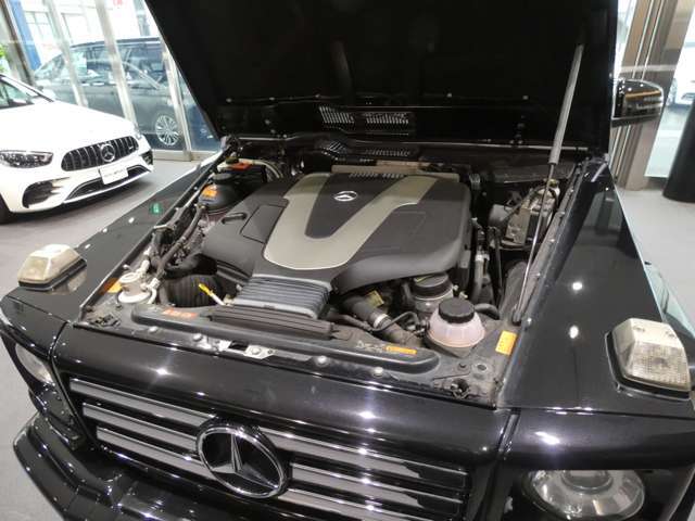 DOHC V型6気筒ディーゼルターボ　パドルシフト　電子制御7速AT　イモビライザーキーレスエントリー　レインセンサー　右ハンドル　正規ディーラー車