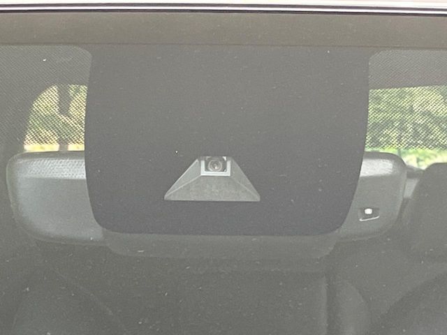 【トヨタセーフティセンス】走行中に前方の車両等を認識し、衝突しそうな時は警報とブレーキで衝突回避と被害軽減をアシスト。より安全にドライブをお楽しみいただけます。