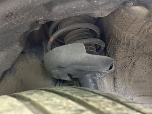 お車を安心してお乗りいただく為には、足回りの定期点検が欠かせません。サービスサポート（有償保証）では無料点検もご提供しており、安心のカーライフをお過ごしいただけるサポート体制が整っています。