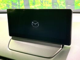 【純正ナビ】人気の純正ナビを装備しております。ナビの使いやすさはもちろん、オーディオ機能も充実！キャンプや旅行はもちろん、通勤や買い物など普段のドライブも楽しくなるはず♪