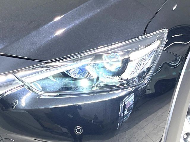 【LEDヘッドライト】悪天候や夜間走行時も良好な視界を確保し安心して運転できる高輝度LEDヘッドライトを装備！点灯速度が早く、消費電力も抑えられています。