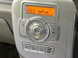 【オートエアコン】一度お好みの温度に設定すれば、車内の温度を検知し風量や温度を自動で調整。暑い…寒い…と何度もスイッチ操作をする必要はありません。快適な車内空間には必須の機能ですね♪