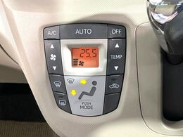 【オートエアコン】一度お好みの温度に設定すれば、車内の温度を検知し風量や温度を自動で調整。暑い…寒い…と何度もスイッチ操作をする必要はありません。快適な車内空間には必須の機能ですね♪