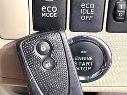 【キーフリーシステム】カバンやポケットに入れたままでもドアの施錠・解錠が可能なスマートキーを装備。エンジンのオン・オフ時もカギを取り出す必要が無いからとっても便利です♪