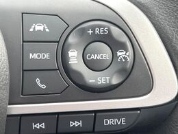 【レーダークルーズコントロール】高速道路での長距離走行が楽に！！自動で速度を保つクルーズコントロールが、衝突軽減システムと連携し、前方の車両を感知して車間を保つように速度調節してくれます！！