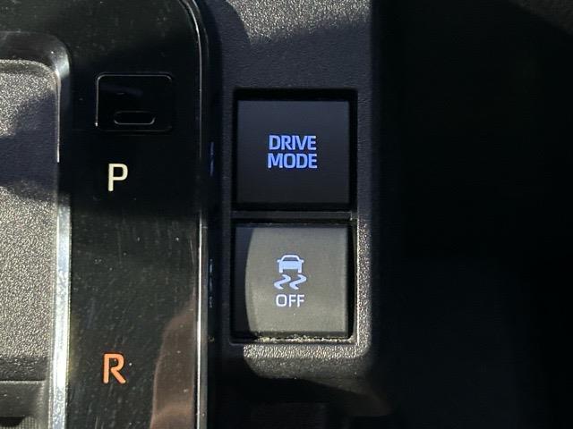 【　横滑り防止装置　】急なハンドル操作時や滑りやすい路面を走行中に車両の横滑りを感知すると、自動的に車両の進行方向を保つように車両を制御します。