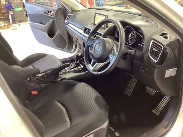 運転に適したポジションが取れるコクピット。意外と乗せられている車って多いんですが、この車は人と車が一体になれる車です