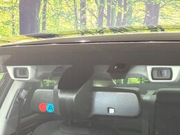 【アイサイトVer3】前方の車両等を検知し、衝突しそうな時は警報で注意を促し、ブレーキを踏む力をサポート。ブレーキを踏めなかった場合は衝突被害軽減ブレーキが作動、衝突回避をサポートします。