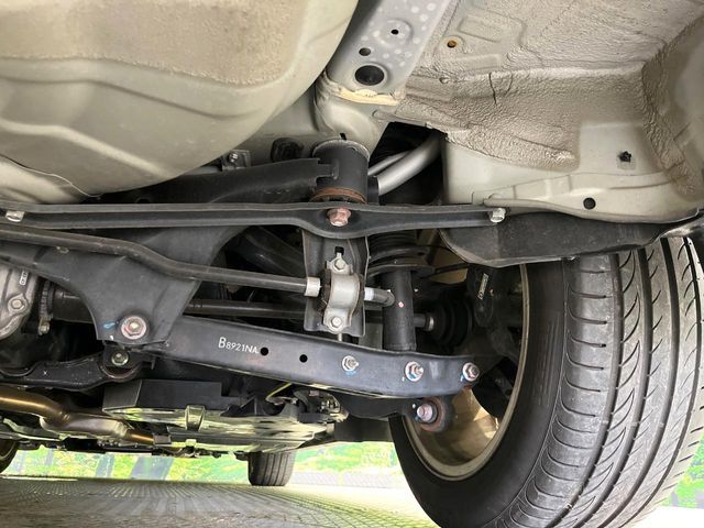 お車を安心してお乗りいただく為には、足回りの定期点検が欠かせません。サービスサポート（有償保証）では無料点検もご提供しており、安心のカーライフをお過ごしいただけるサポート体制が整っています。