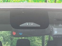 【トヨタセーフティセンス】走行中に前方の車両等を認識し、衝突しそうな時は警報とブレーキで衝突回避と被害軽減をアシスト。より安全にドライブをお楽しみいただけます。