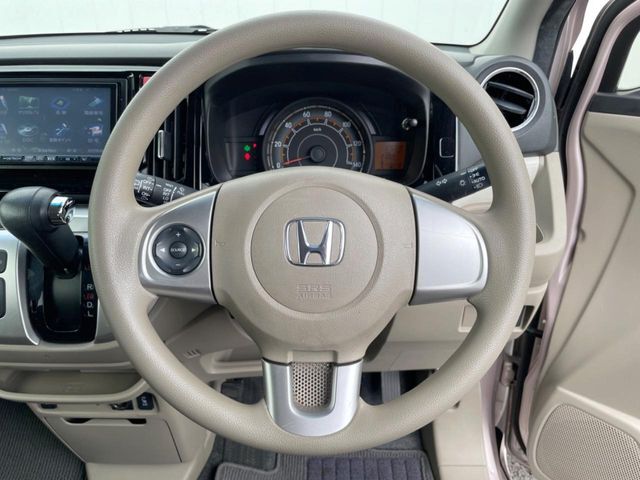 インテリアに合わせたデザインのステアリングは、運転される方のことも考え、運転しやすい形状、大きさです。是非一度、実際に触ってお確かめください。