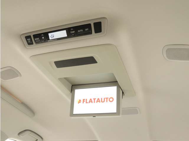 【電動後席モニター】プレミアムサウンド専用！電動開閉後席フリップダウンモニターです。5.1chサウンド、18スピーカーの専用音響システムとなり、人気の装備になります。
