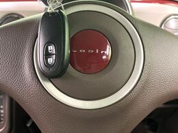 【キーフリーシステム】カバンやポケットに入れたままでもドアの施錠・解錠が可能なスマートキーを装備。エンジンのオン・オフ時もカギを取り出す必要が無いからとっても便利です♪