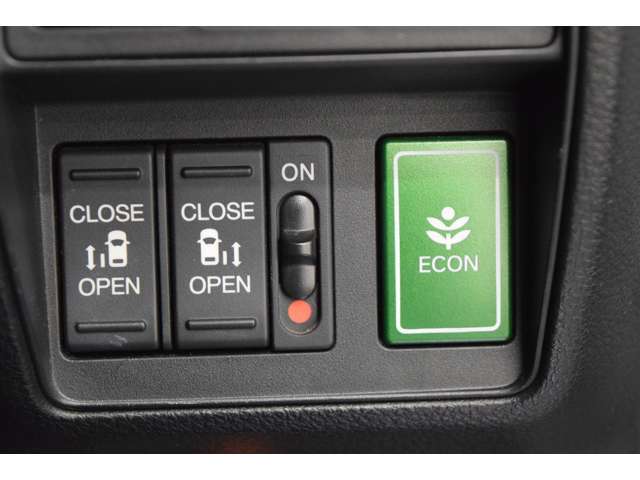 両側パワースライドドア装備★運転席から操作できるのでお子様がいても安心です！