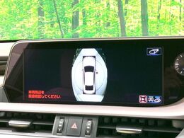 【パノラミックビューモニター】専用のカメラにより、上から見下ろしたような視点で360度クルマの周囲を確認することができます☆死角部分も確認しやすく、狭い場所での切り返しや駐車もスムーズに行えます。