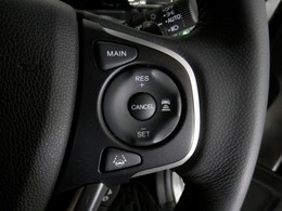 【アダプティブ・クルーズ・コントロール】予め設定した車速内でクルマが自動的に加減速。 前走車との適切な車間距離を維持しながら追従走行し、高速道路でのドライバーの疲労を軽減してくれる嬉しい機能付♪