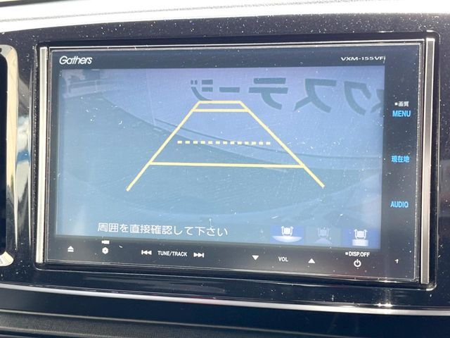 【バックカメラ】駐車時に後方がリアルタイム映像で確認できます。大型商業施設や立体駐車場での駐車時や、夜間のバック時に大活躍！運転スキルに関わらず、今や必須となった装備のひとつです！