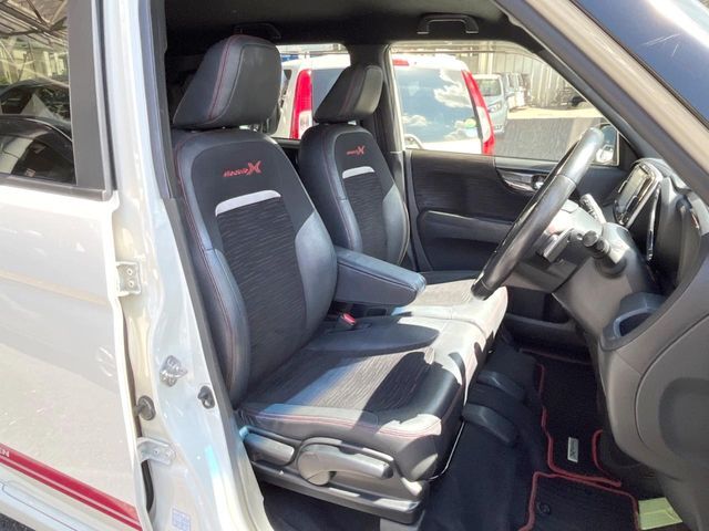 【専用スポーツシート】ホールド性に優れ、カーブ時の体が流れを抑制してくれます。また、体にフィットするから腰や背中が疲れにくく、ロングドライブや高速走行でも快適にお過ごしいただけます♪