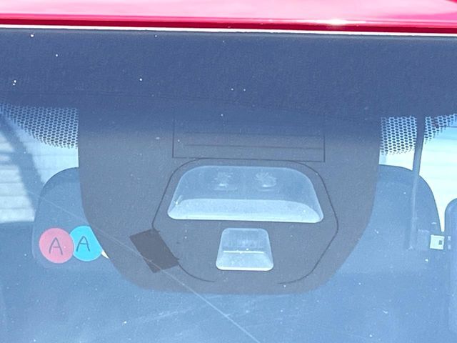 【シティブレーキアクティブシステム】低速走行中に前方の車両等を認識し、衝突しそうな時は警報とブレーキで衝突回避と被害軽減をアシスト。より安全にドライブをお楽しみいただけます。