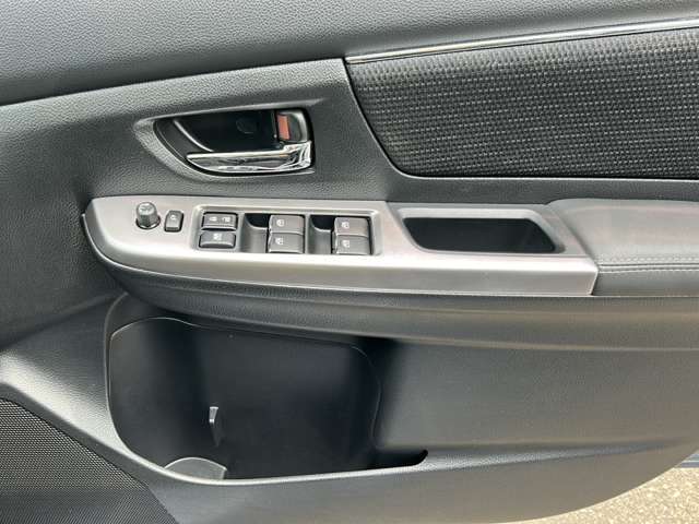 窓操作部の画像です。店舗にて現車の確認もいただけますので、お電話で在庫のご確認の上是非ご来店くださいませ！！！ワクワクするクルマ選びをご提案します！