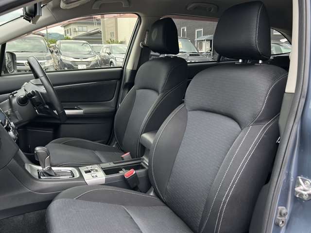助手席の画像です。助手席も広々お乗りいただけます。店舗にて現車の確認もいただけますので、お電話で在庫のご確認の上是非ご来店くださいませ！！！ワクワクするクルマ選びをご提案します！