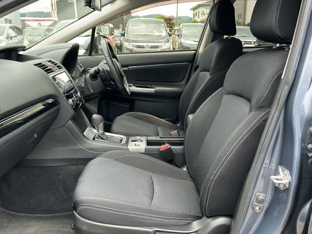 助手席の画像です。助手席も広々お乗りいただけます。店舗にて現車の確認もいただけますので、お電話で在庫のご確認の上是非ご来店くださいませ！！！ワクワクするクルマ選びをご提案します！