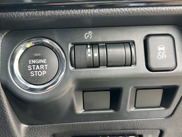 運転席操作部の画像です。店舗にて現車の確認もいただけますので、お電話で在庫のご確認の上是非ご来店くださいませ！！！ワクワクするクルマ選びをご提案します！
