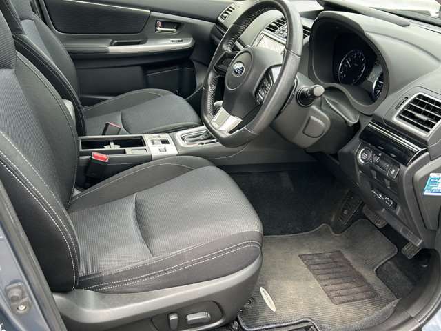運転席の画像です。店舗にて現車の確認もいただけますので、お電話で在庫のご確認の上是非ご来店くださいませ！！！