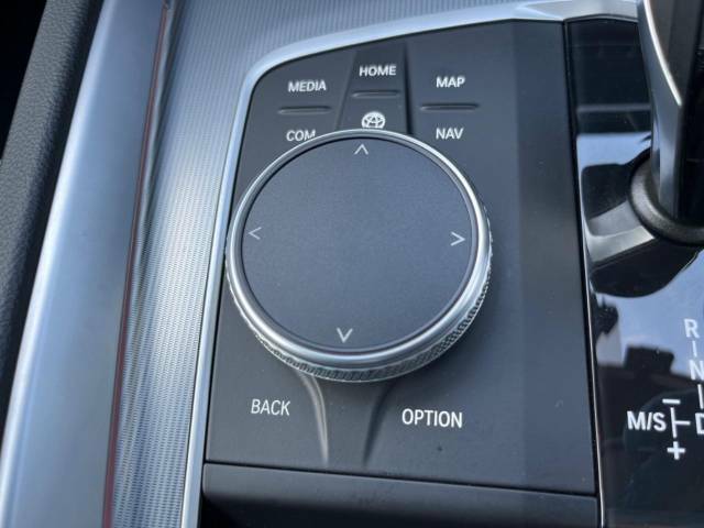 ●BMW　Connected　Drive：タッチパッドで、直感的なナビ操作が可能です！また、別途オプションでバッテリー電圧低下や、車両のメインテナンスを最寄のディーラーにて事前に通知されるサービスも♪
