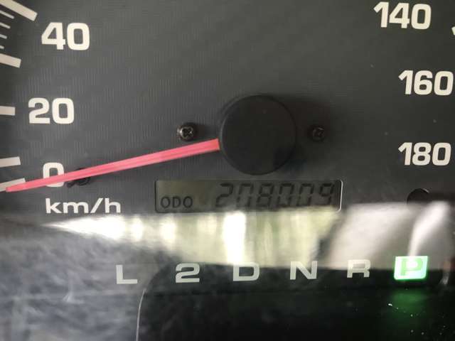 新しく入庫いたしました！当社自慢のお車です。ご覧になってください。気になる点がありましたら、どうぞ遠慮なくお申し付けください。