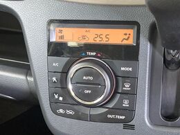 【オートエアコン】一度お好みの温度に設定すれば、車内の温度を検知し風量や温度を自動で調整。暑い…寒い…と何度もスイッチ操作をする必要はありません。快適な車内空間には必須の機能ですね♪
