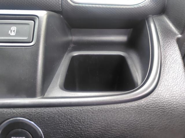 運転席のドリンクホルダーです。