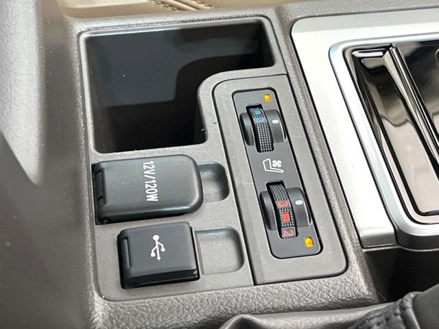 【シートベンチレーション】夏場は涼しい風でお尻や背中の熱やムレを防ぎ、冬はエアコンよりも早く温まってポカポカに！季節を問わず快適に過ごせます。