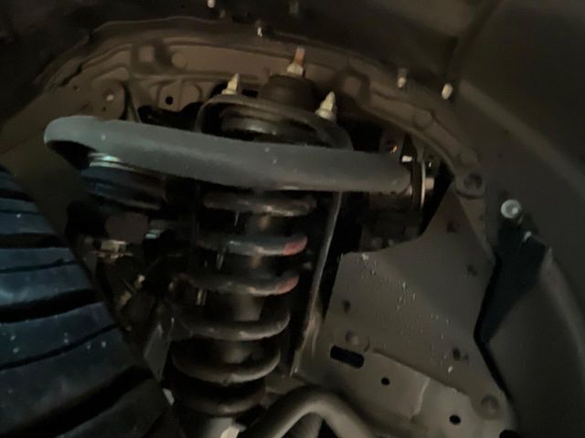 お車を安心してお乗りいただく為には、足回りの定期点検が欠かせません。サービスサポート（有償保証）では無料点検もご提供しており、安心のカーライフをお過ごしいただけるサポート体制が整っています。
