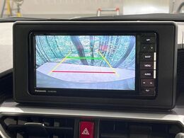 【バックカメラ】駐車時に後方がリアルタイム映像で確認できます。大型商業施設や立体駐車場での駐車時や、夜間のバック時に大活躍！運転スキルに関わらず、今や必須となった装備のひとつです！