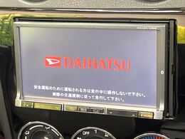 【純正ナビ】人気の純正ナビを装備しております。ナビの使いやすさはもちろん、オーディオ機能も充実！キャンプや旅行はもちろん、通勤や買い物など普段のドライブも楽しくなるはず♪