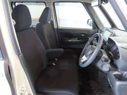 大きなベンチシートで足元もヒロビロ■大型シートで座り心地は快適♪中央にはアームレストが付いてゆったりドライブ♪　シートヒーター（運転席＆助手席）装備(*^-^*)