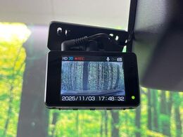 【ドライブレコーダー】安心・安全なカーライフに必須のドライブレコーダーを装備！走行中はもちろん、あおり運転や事故に遭遇した際の状況も映像で記録し、万一のリスクに備えます。