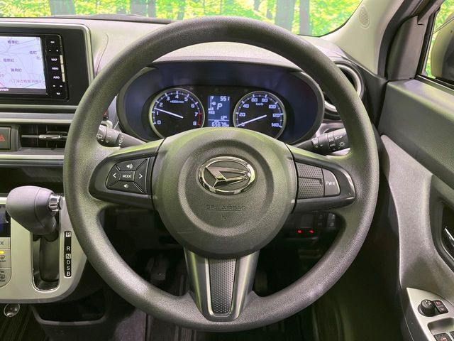 インテリアに合わせたデザインのステアリングは、運転される方のことも考え、運転しやすい形状、大きさです。是非一度、実際に触ってお確かめください。