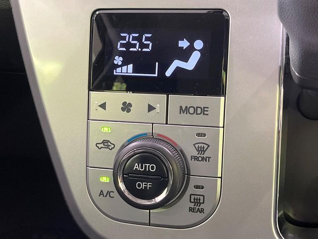 【オートエアコン】一度お好みの温度に設定すれば、車内の温度を検知し風量や温度を自動で調整。暑い…寒い…と何度もスイッチ操作をする必要はありません。快適な車内空間には必須の機能ですね♪