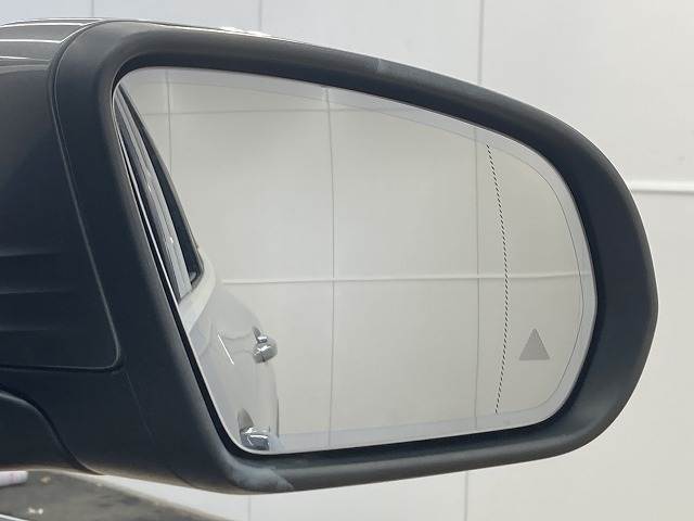 【ブラインドスポットモニター】車線変更時に後方から近づくお車をアラートしてくれます。