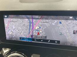 【純正ナビ】一体感のあるナビは、高級感ある車内を演出してくれます。Bluetooth再生などオーディオ機能も充実しておりますので、運転もより楽しめます♪